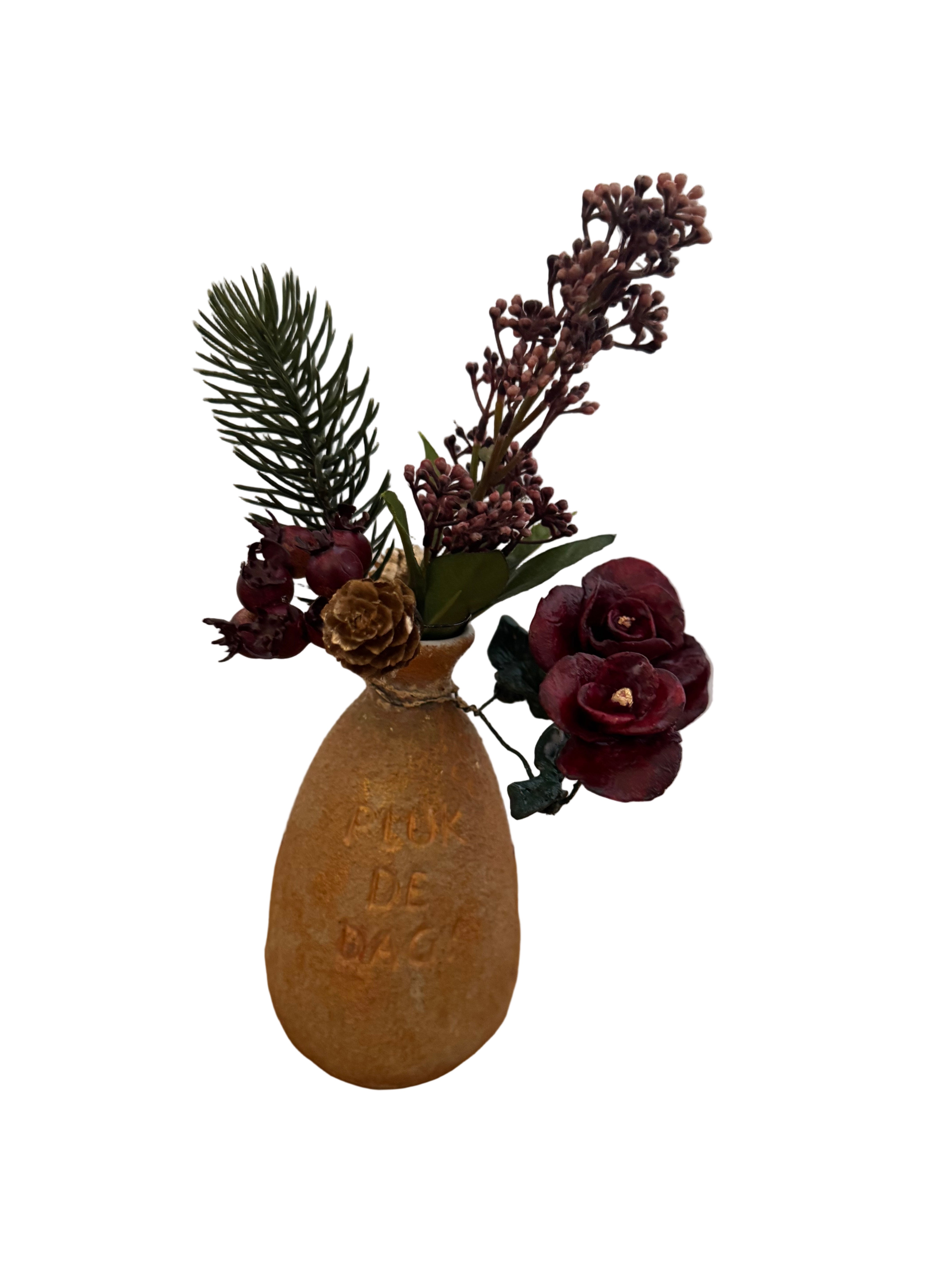 Vaasje "Pluk de dag" met bloemen van porseinklei Pinoque. Dit item staat bij Sjokado in Dieren. Informeer naar de voorraad